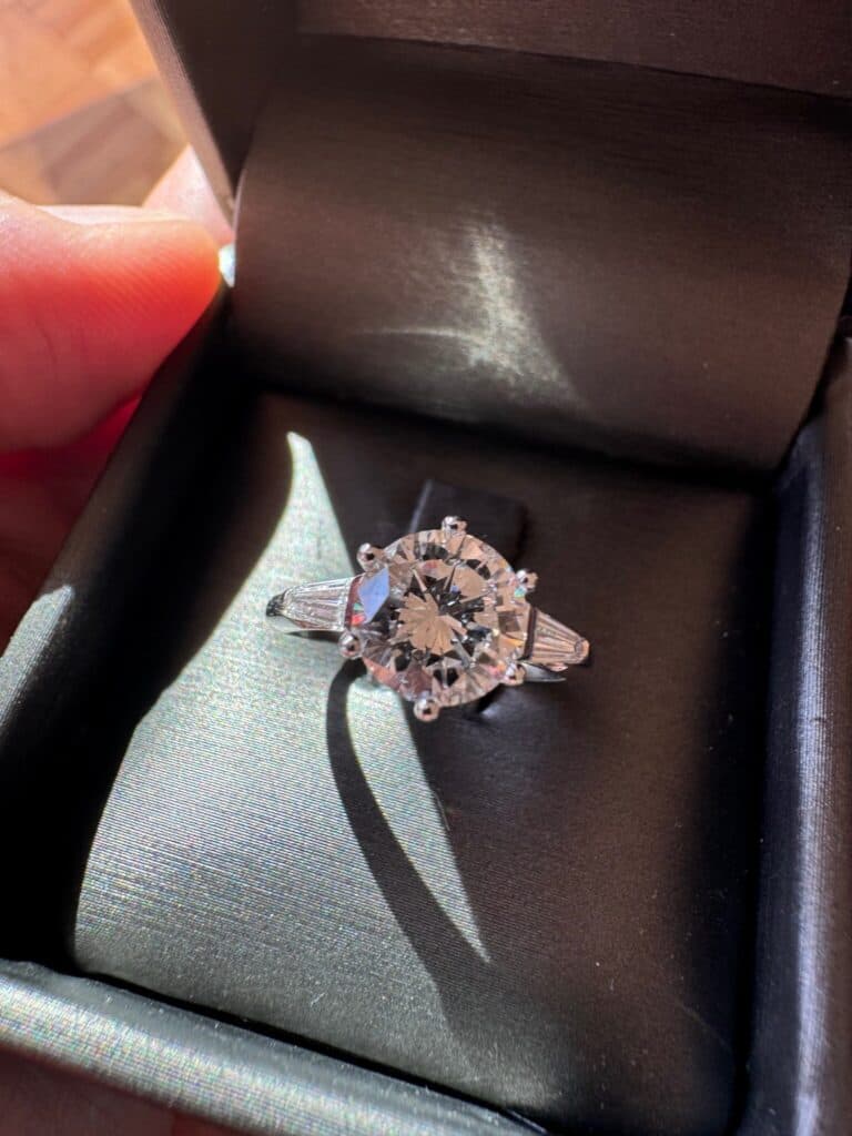 “Taxatie van een elegante massief witgouden ring met een solitaire diamant van 1,79 ct en trapeziumvormige diamantaccenten”