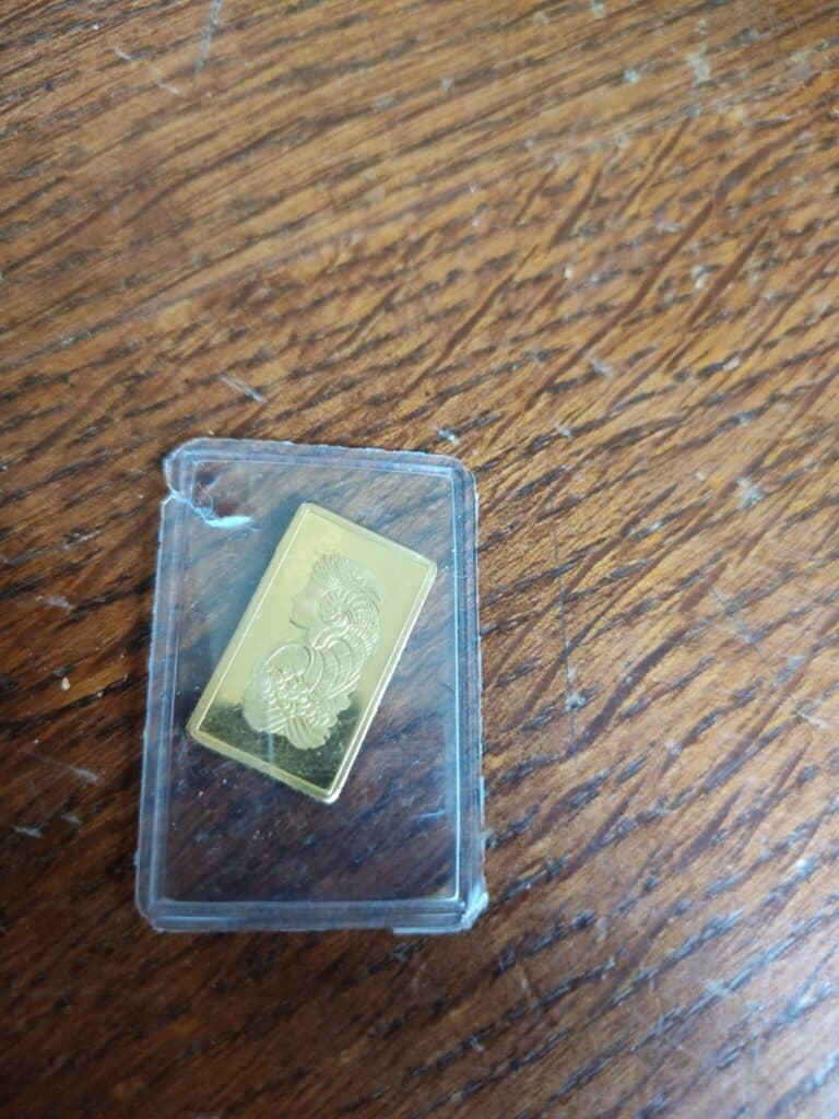 Taxatie van de waarde van een Zwitserse goudstaaf van 2,5 gram met een puurheid van 999,9 en speciale ornamenten.