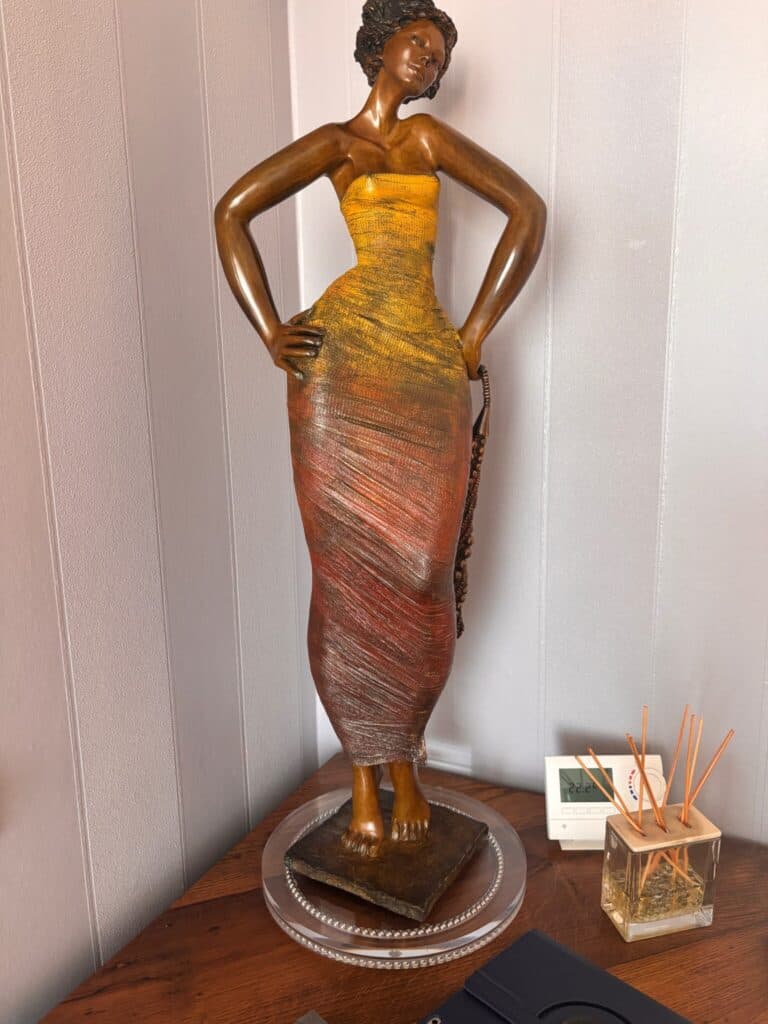 Taxatie van de waarde van een bronzen sculptuur met patina, gemaakt door Josepha, aangeschaft in de jaren 2010.
