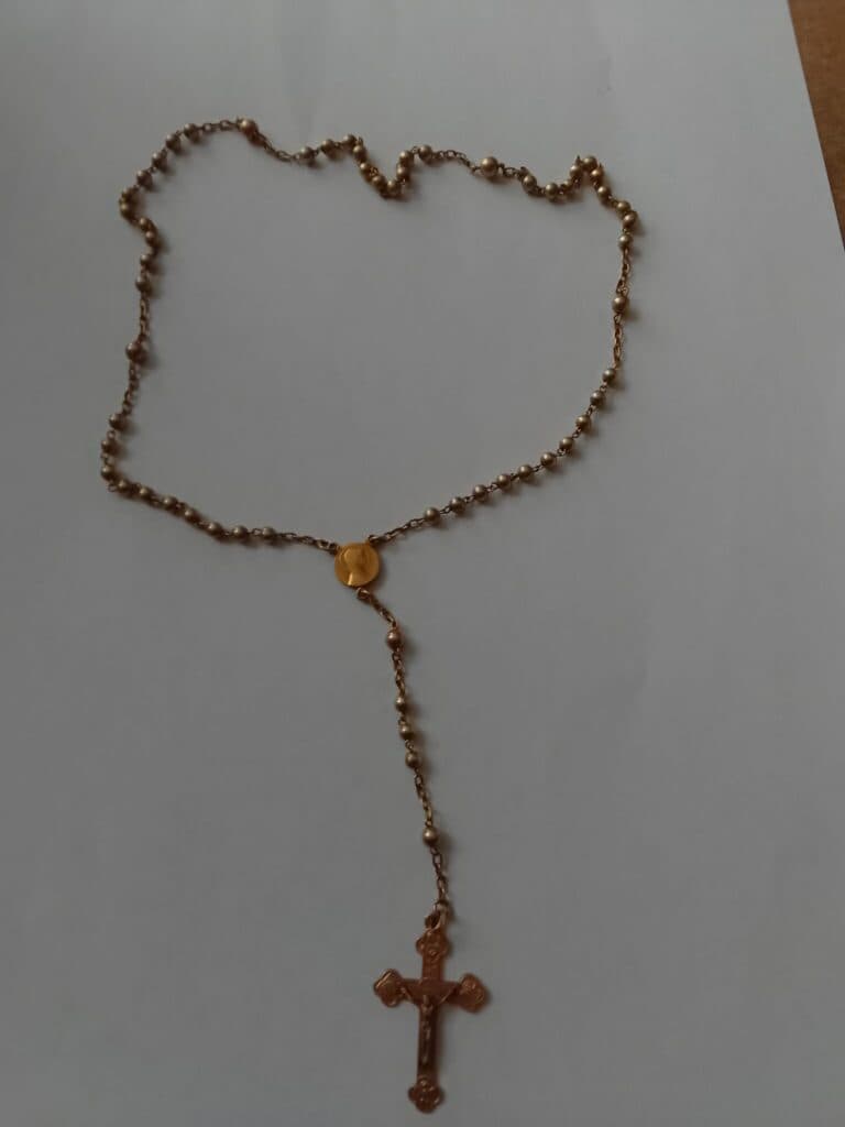 Taxatie van de waarde van een gouden rozenkransring versierd met een stempel in de vorm van een arendkop