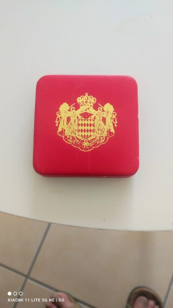 Herdenkingsmunt van 2 euro gewijd aan Grace Kelly uit 2007, gepresenteerd in de originele doos.