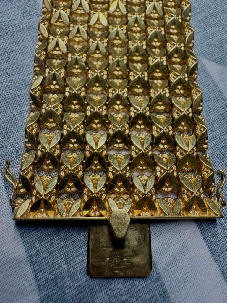Taxatie van een elegante Art Deco armband in 18 karaats puur goud met een totaal gewicht van 114 gram.