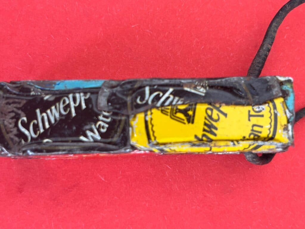 Originele sculptuur uit 1990: Miniatuurcompressie van de kunstenaar gemaakt van flesdoppen, vergezeld van zijn ondertekend echtheidscertificaat.