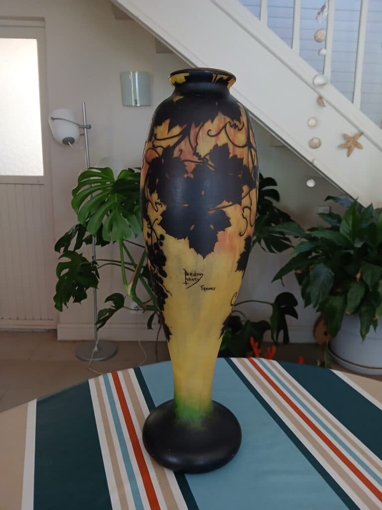 Taxatie van een Daum Nancy Art Nouveau vaas met bladerenmotieven en kleuren groen, zwart en oranje