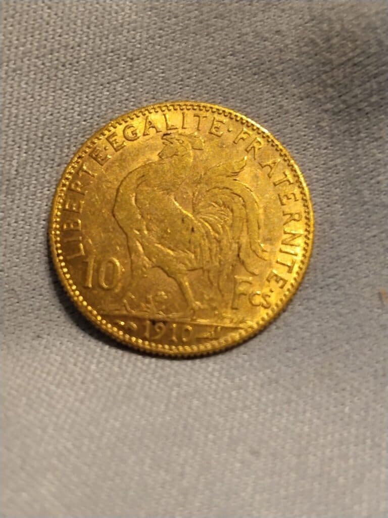 Taxatie van de waarde van een gouden munt van 10 frank met de afbeelding van de Haan en Marianne, gedateerd 1910