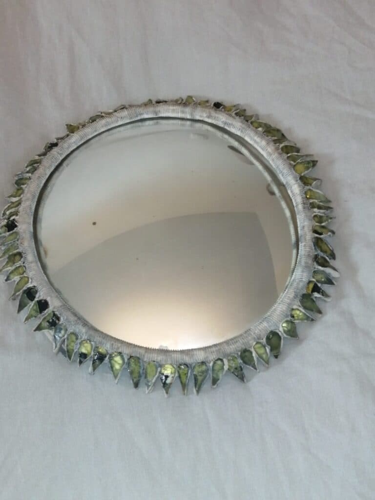 Taxatie Art Deco: Spiegel gesigneerd door LINE VAUTRIN met een diameter van 34 cm, die een specifieke restauratie vereist, vervorming vastgesteld op twee diametraal tegenovergestelde plaatsen.